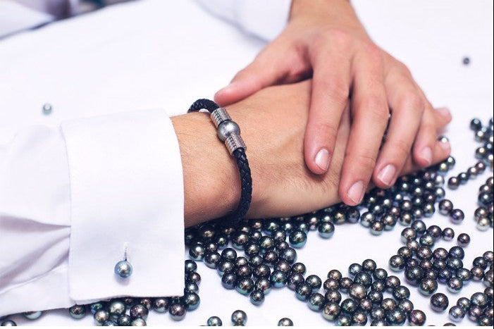 Bracelet cuir perle de Tahiti porté