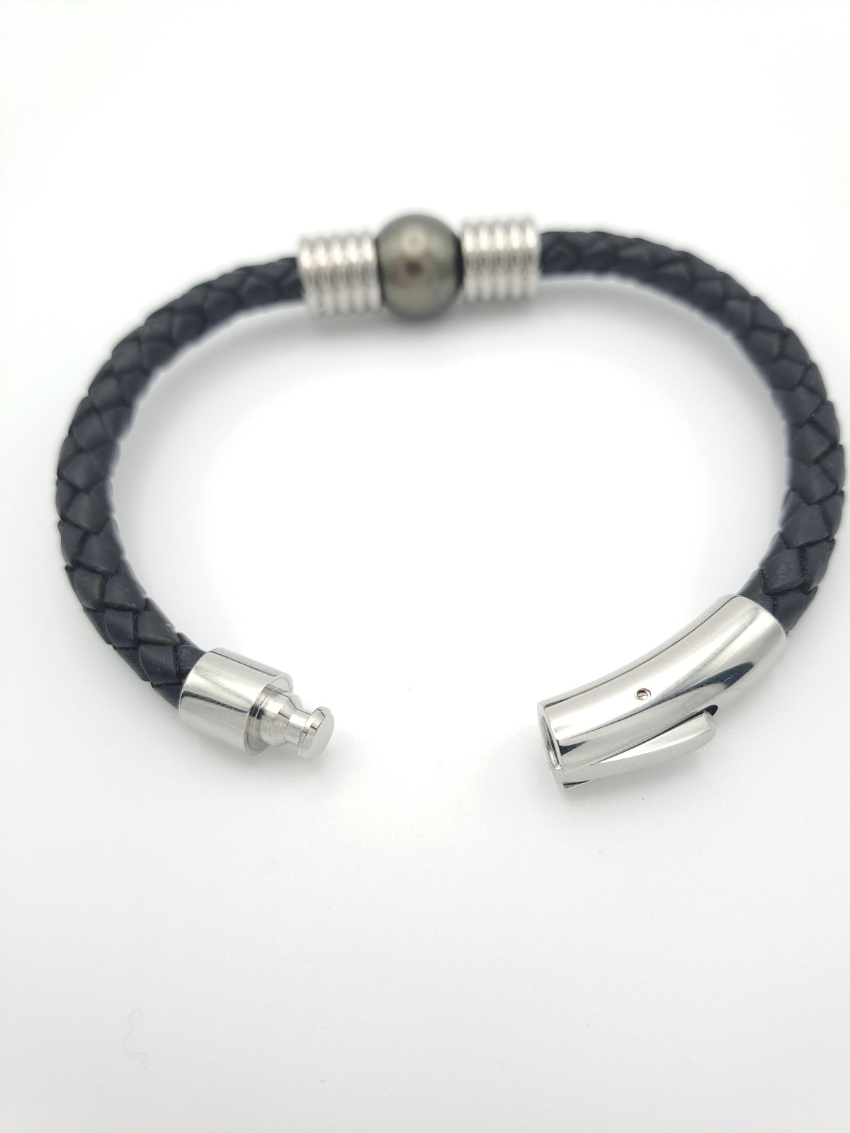 Détail perle de Tahiti cerclée sur bracelet en cuir