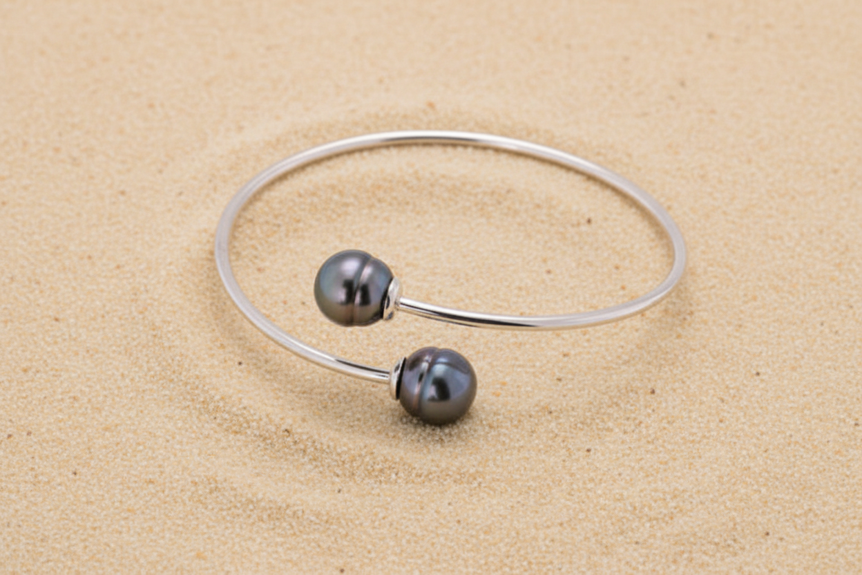 Silver bracelet with 3 Tahitian pearls in circles B/C