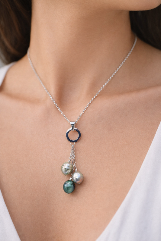 Collier en argent 925 avec perles de Tahiti suspendues aux reflets irisés – TA’IRI