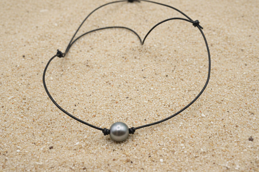Collier en Cuir et Perle de Tahiti Cerclée  TAKOIA PERLES