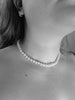 Collier perle d'eau douce sur cou femme