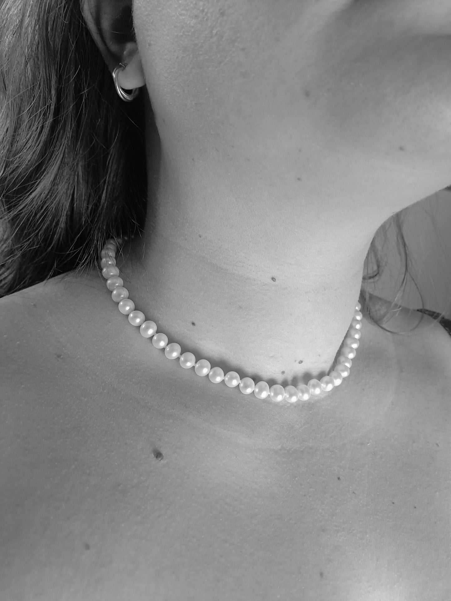Collier perle d'eau douce sur cou femme