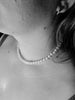 Collier perle d'eau douce sur le cou d'une femme