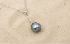 Pendentif en argent et perle de Tahiti sur un fond de sable