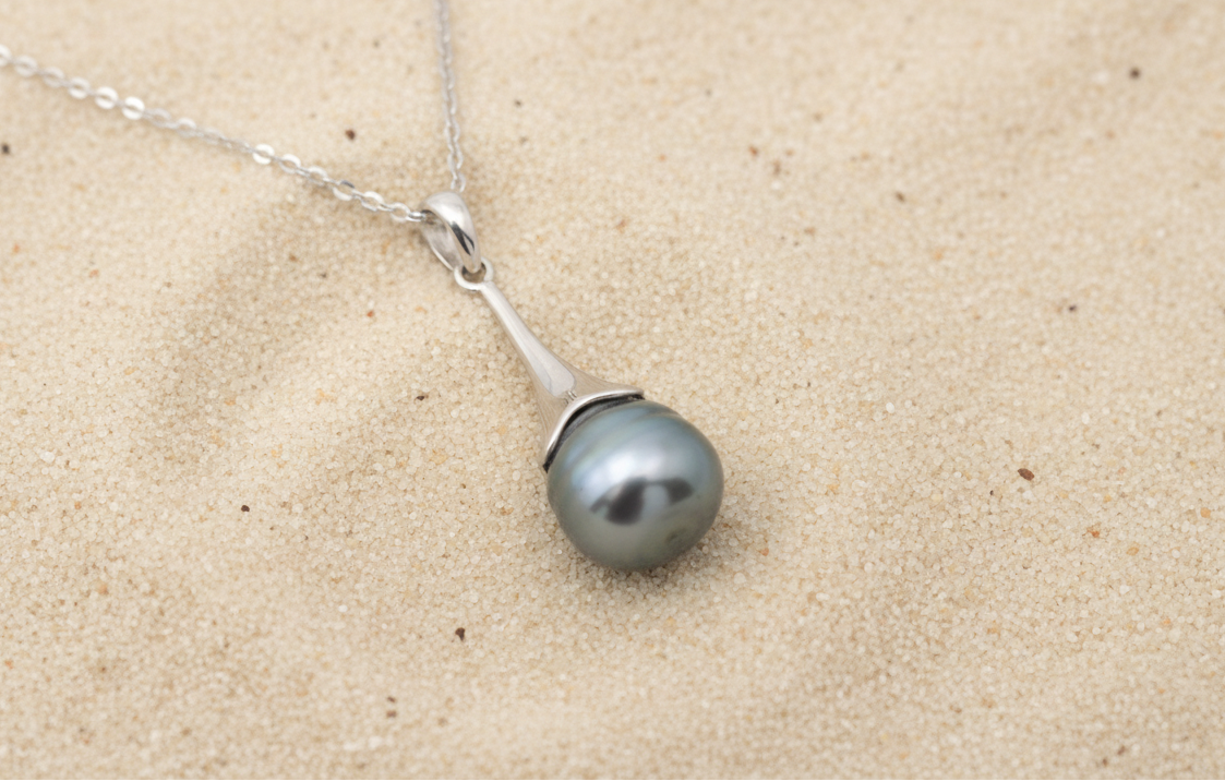 Pendentif en argent et perle de Tahiti sur un fond de sable
