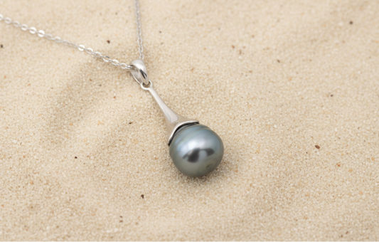Pendentif en argent et perle de Tahiti sur un fond de sable