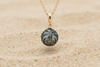 Pendentif en OR 18 carats avec une perle de Tahiti gravée fait main