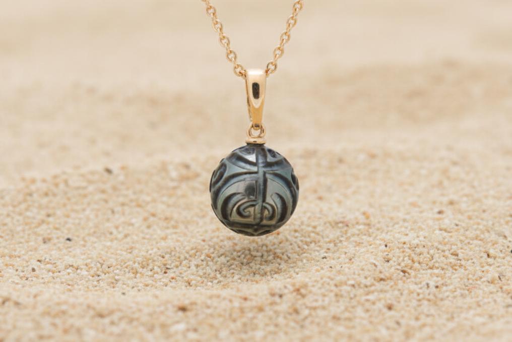 Pendentif en OR 18 carats avec une perle de Tahiti gravée fait main