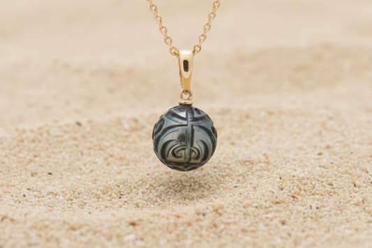 Pendentif en OR 18 carats avec une perle de Tahiti gravée fait main