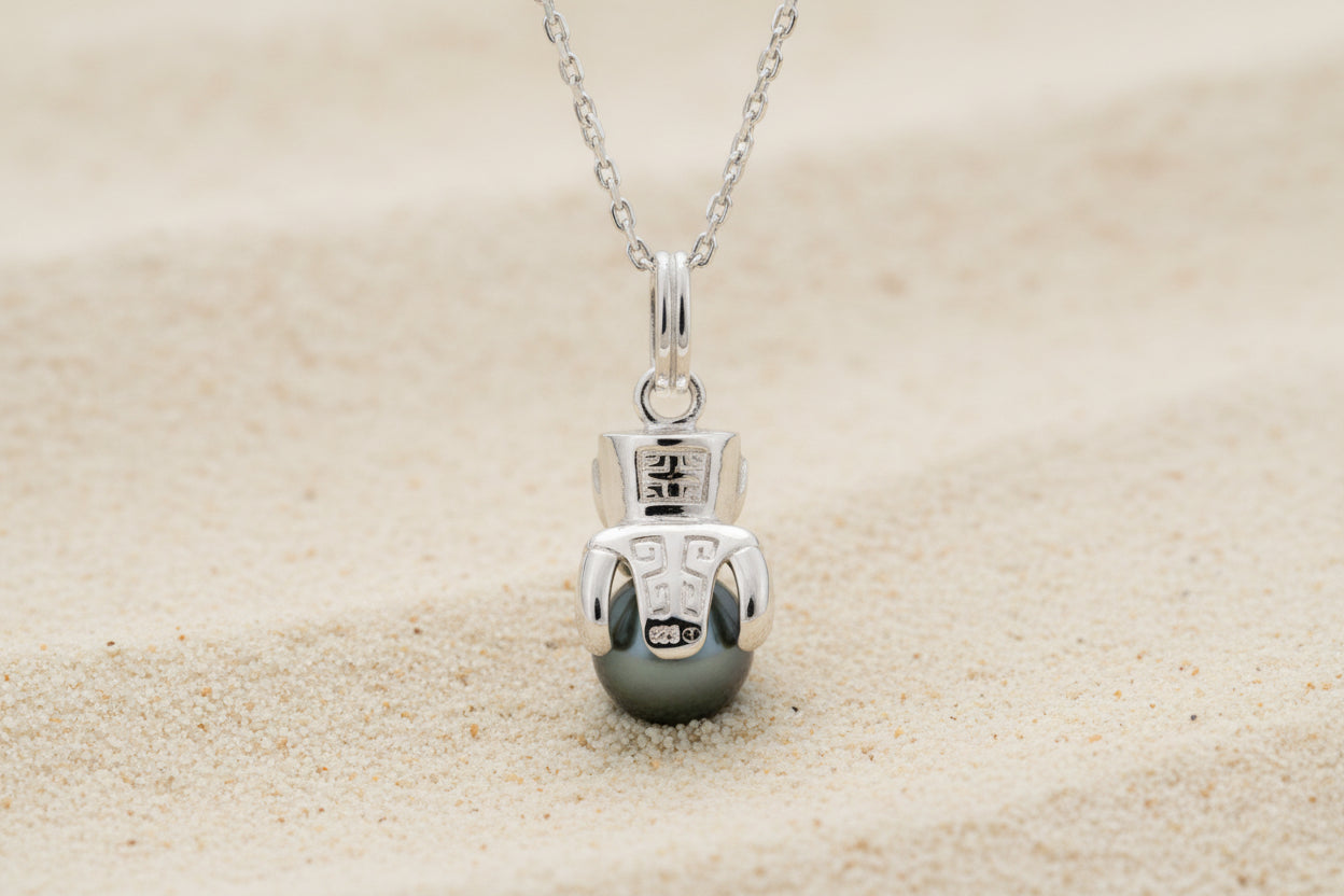 Pendentif en argent 925 avec le dos du tiki qui enlace une perle de Tahiti sur 