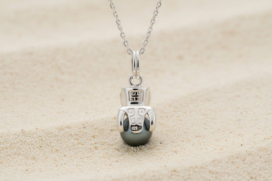 Pendentif en argent 925 avec le dos du tiki qui enlace une perle de Tahiti sur 
