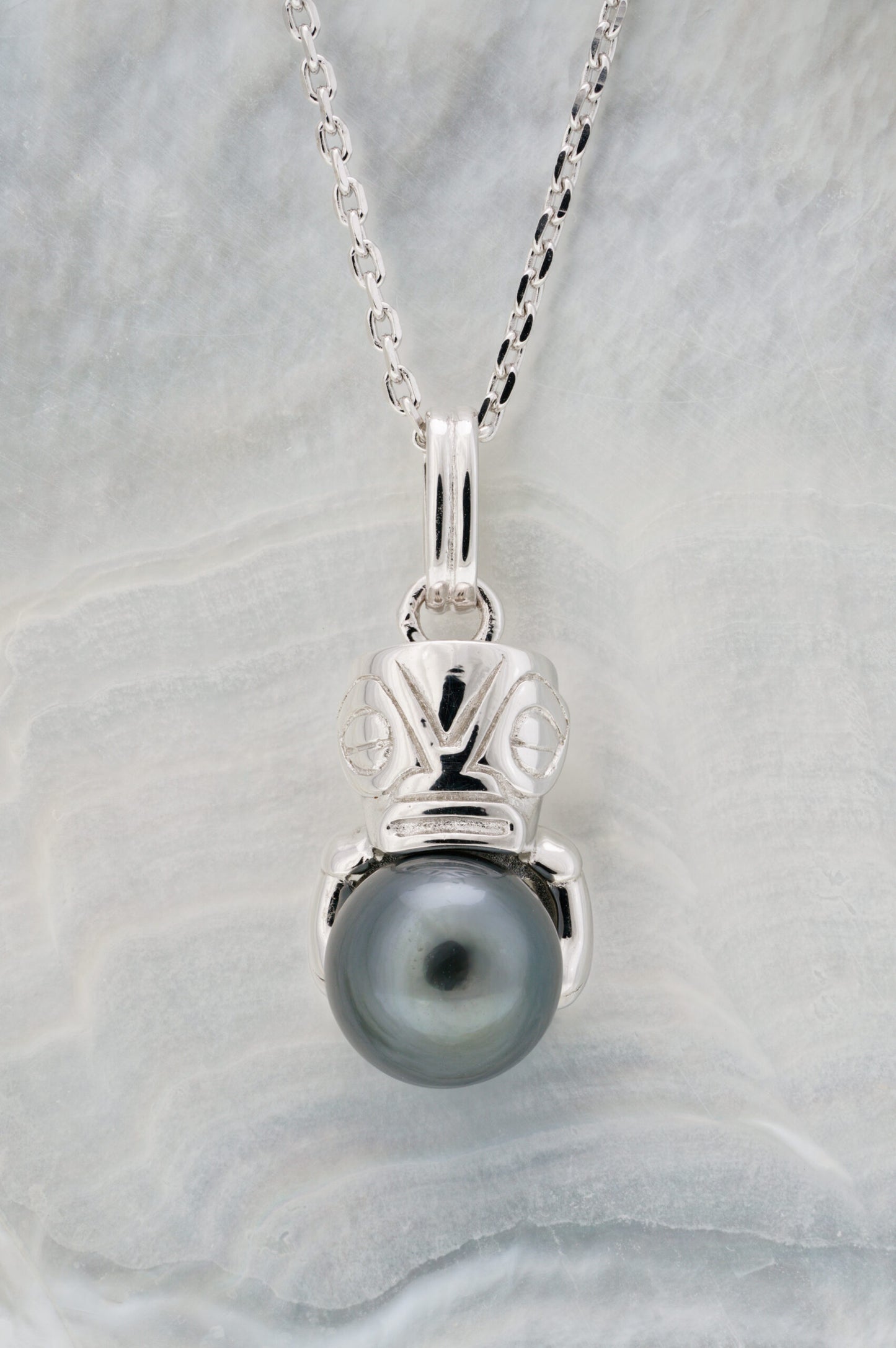 Pendentif en argent 925 avec un tiki qui enlace une perle de Tahiti