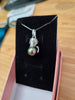 Pendentif en argent 925 avec le dos du tiki qui enlace une perle de Tahiti sur 
