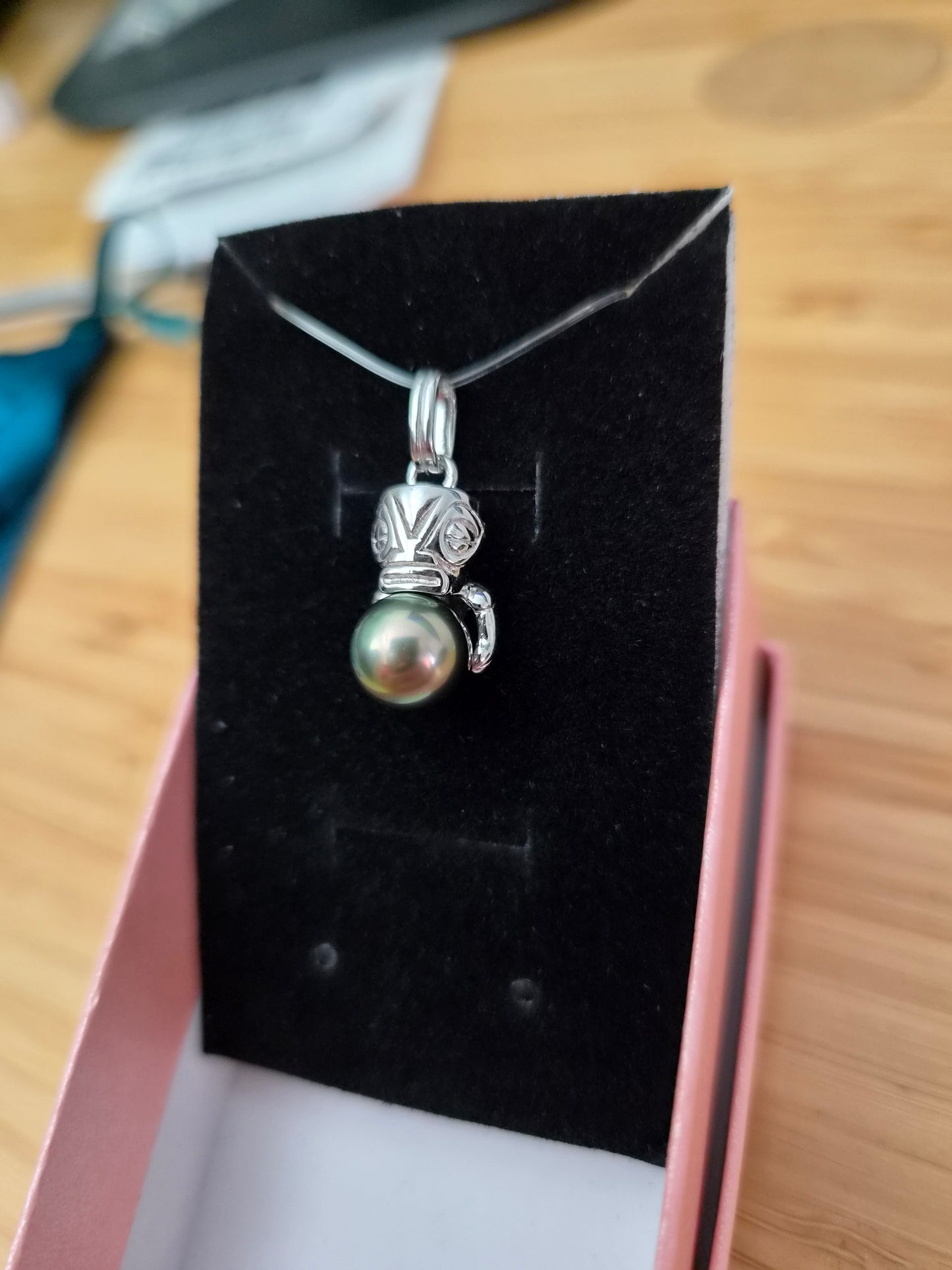 Pendentif en argent 925 avec le dos du tiki qui enlace une perle de Tahiti sur 