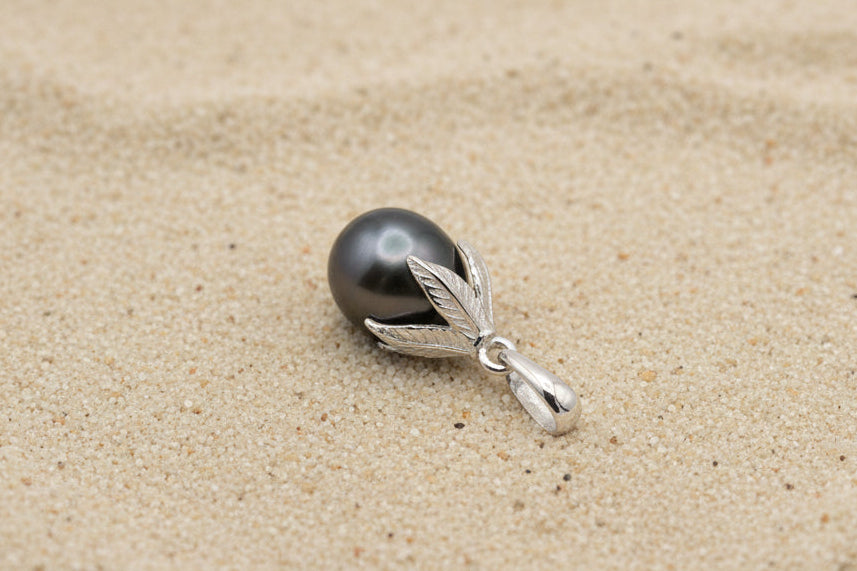 Pendentif en argent en forme de feuille et perle de Tahiti