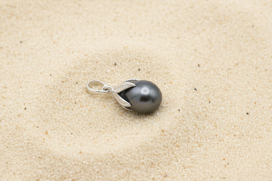 Pendentif en argent en forme de feuille et perle de Tahiti