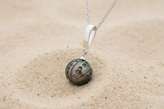 Perle de tahiti gravée sur un pendentif en argent