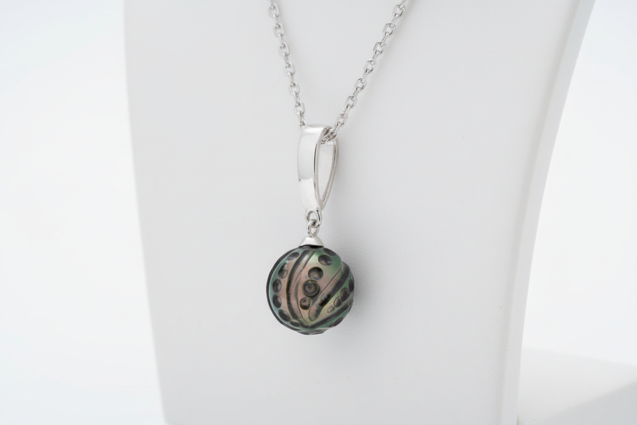 Perle de tahiti gravée sur un pendentif en argent
