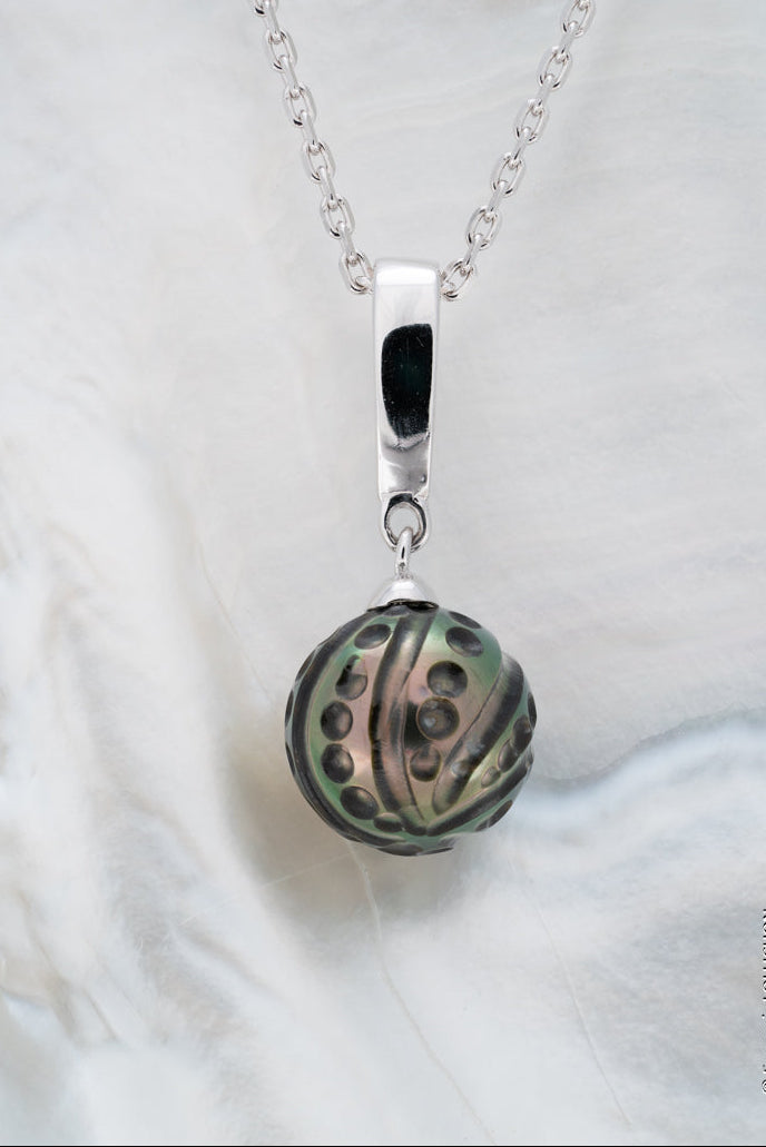 Perle de tahiti gravée sur un pendentif en argent