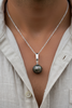 Perle de tahiti gravée sur un pendentif en argent