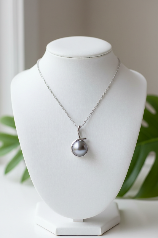 Pendentif en argent 925 rhodié avec perle de tahiti enrobé dans le pendentif
