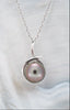 Pendentif en argent 925 rhodié avec perle de tahiti enrobé dans le pendentif