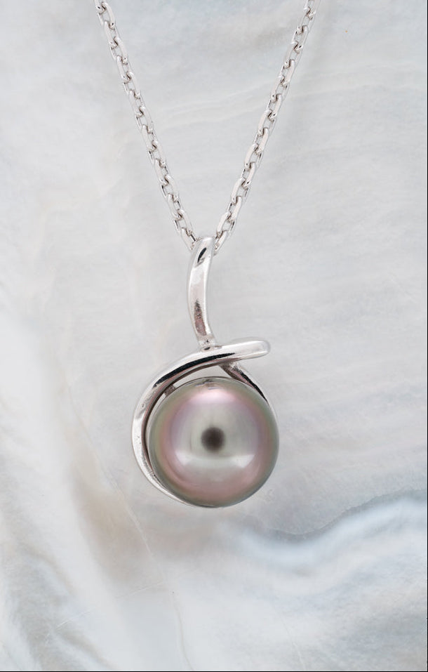 Pendentif en argent 925 rhodié avec perle de tahiti enrobé dans le pendentif