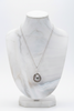 Pendentif en argent 925 rhodié avec perle de tahiti enrobé dans le pendentif