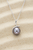 Pendentif en argent 925 rhodié avec perle de tahiti enrobé dans le pendentif
