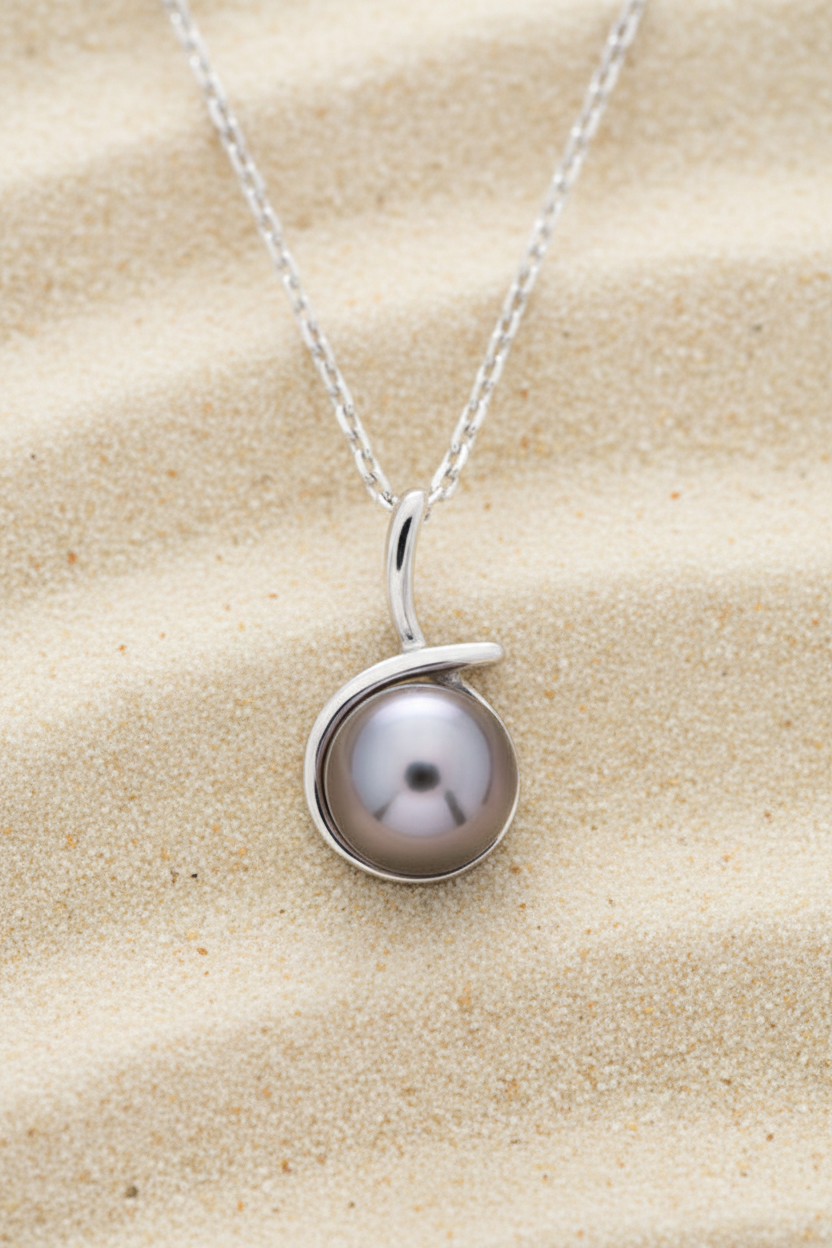 Pendentif en argent 925 rhodié avec perle de tahiti enrobé dans le pendentif