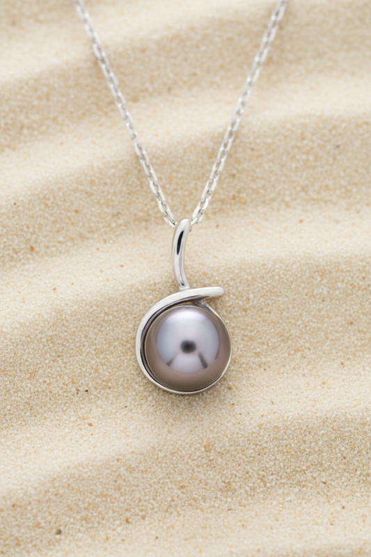 Pendentif en argent 925 rhodié avec perle de tahiti enrobé dans le pendentif