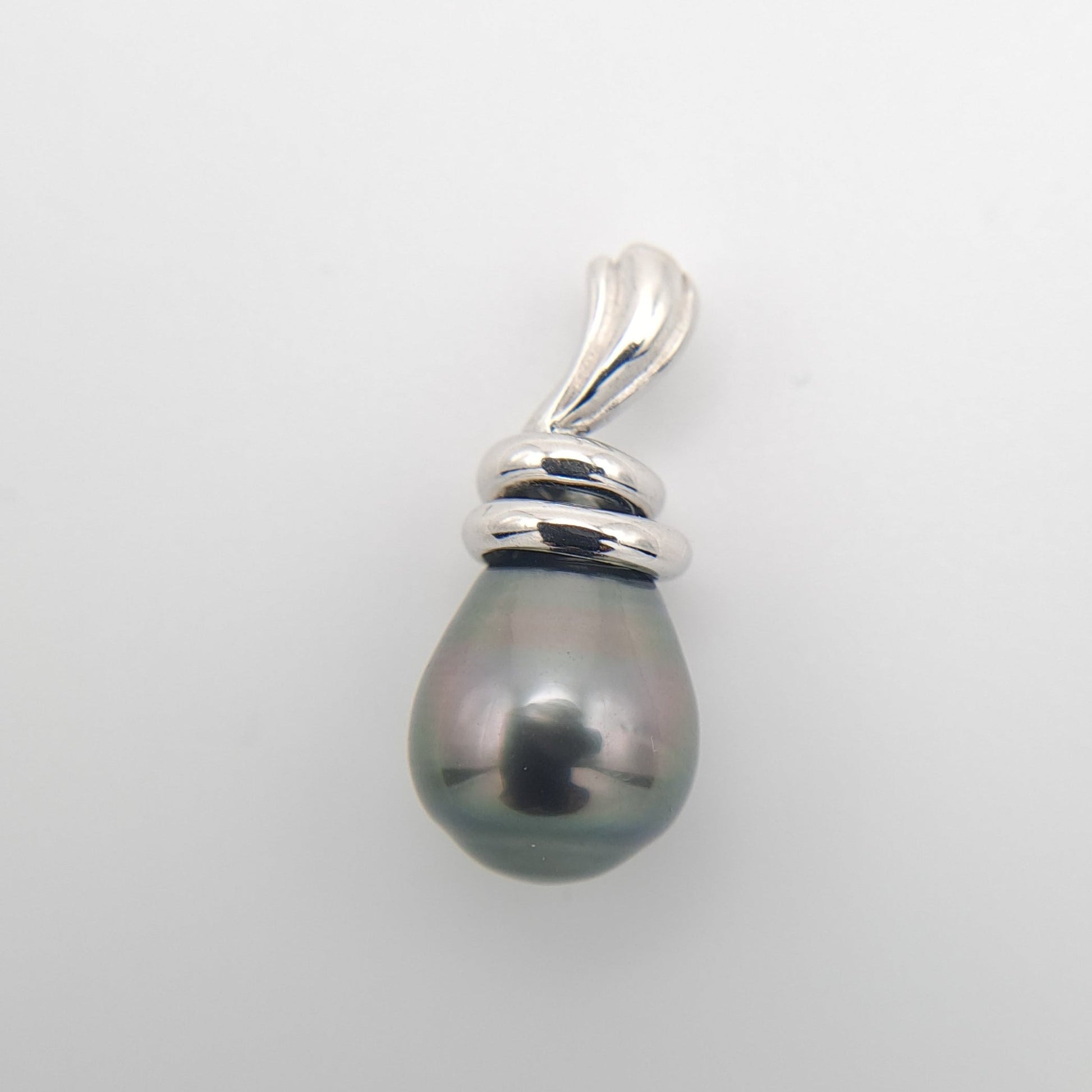 Pendentif en Argent et Perle de Tahiti Poire – Élégance Naturelle TAKOIA PERLES